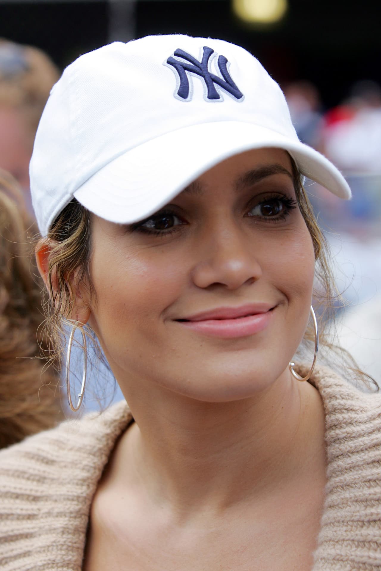 Jennifer López es una ferviente fanática de los New York Yankees. Esta actriz y cantante, que además ha estado presente como artista en otros eventos deportivos, brilla entre los seguidores delequipo neoyorquino en la MLB con su belleza latina y sensualidad.