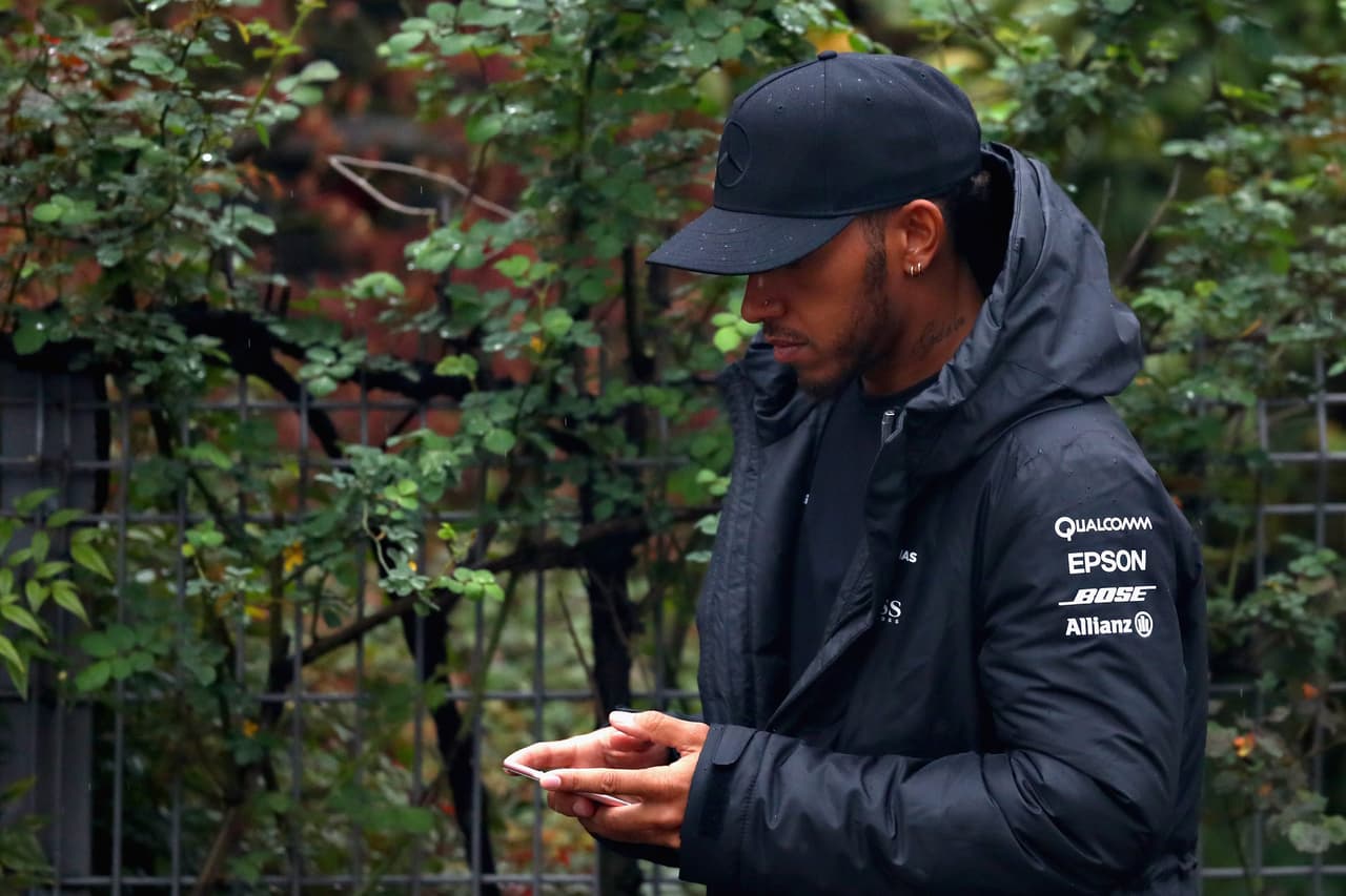 "Estamos cerca", insistió Hamilton, quien añadió que esperan "estar entre los tres primeros toda la temporada", algo para lo que el equipo está trabajando "intensamente".