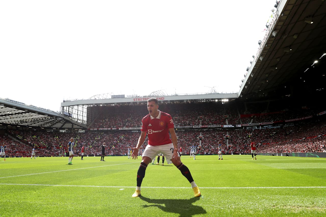 Brighton sorprendió al Manchester United y le propinó una dolorosa derrota en Old Trafford, donde la afición no quedó contenta y los abucheó. CR7 ingresó en el complemento, pero poco pudo hacer para evitar la caída.