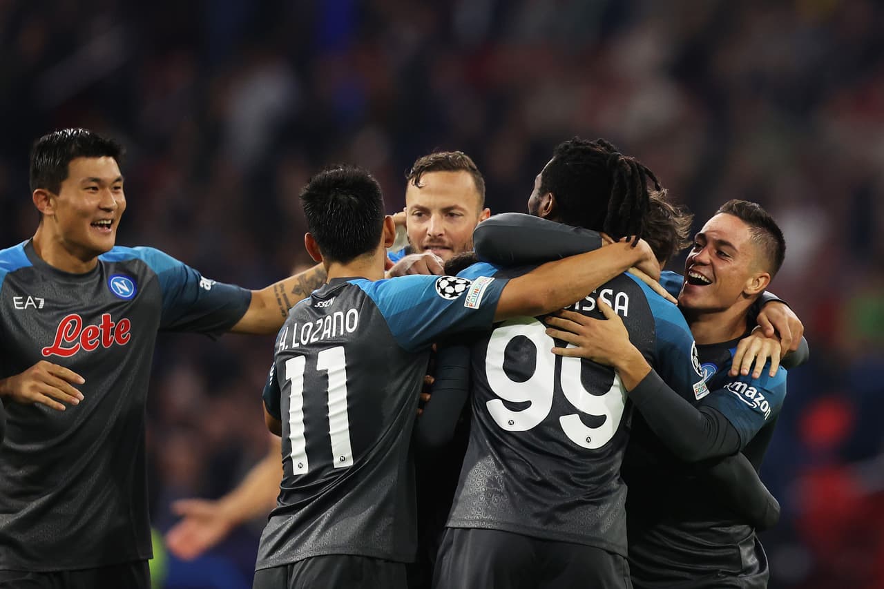 Napoli aplastó al Ajax a domicilio y lleva paso perfecto en la Champions League.