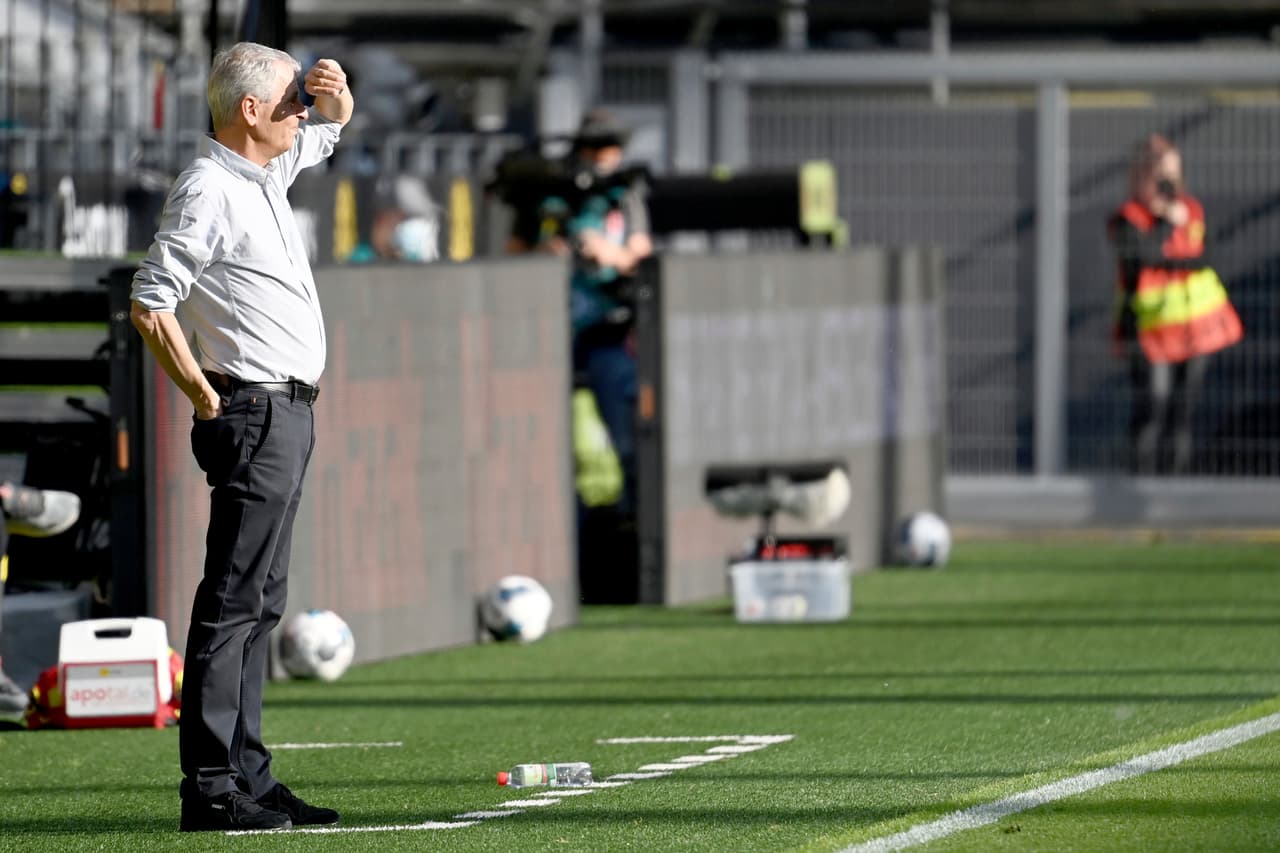 Lucien Favre, entrenador del Dortmund, observa a sus dirigidos pese a tener el sol de frente.