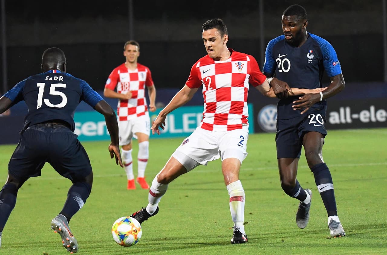 Croacia, con Filip Uremovic (centro) ante Marcus Thuram (derecha) en lo poco que tuvo el balón no supo buscar el empate, contando solo con un remate en el palo al minuto 69'.