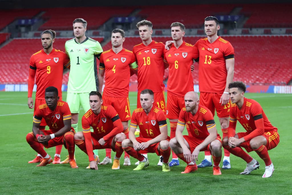 Gales, a su propio ritmo, controla el partido, mientras que Inglaterra batalla por posesión del balón