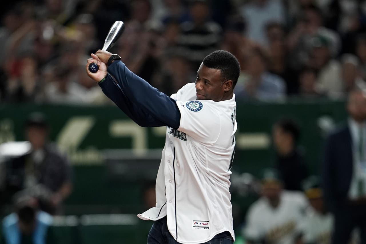 El Tokyo Dome se vistió de gala para una jornada especial de béisbol de la MLB y japonés, con el retiro de Ichiro Suzuki. Además de los miles de aficionados que colmaron las tribunas y no dejaron de apoyar, también estuvieron exjugadores como Keb Griffey (Mariners) y Kaiichi Yabu (Athletics), así como el Jim Mullen, CEO de MGM Resorts.