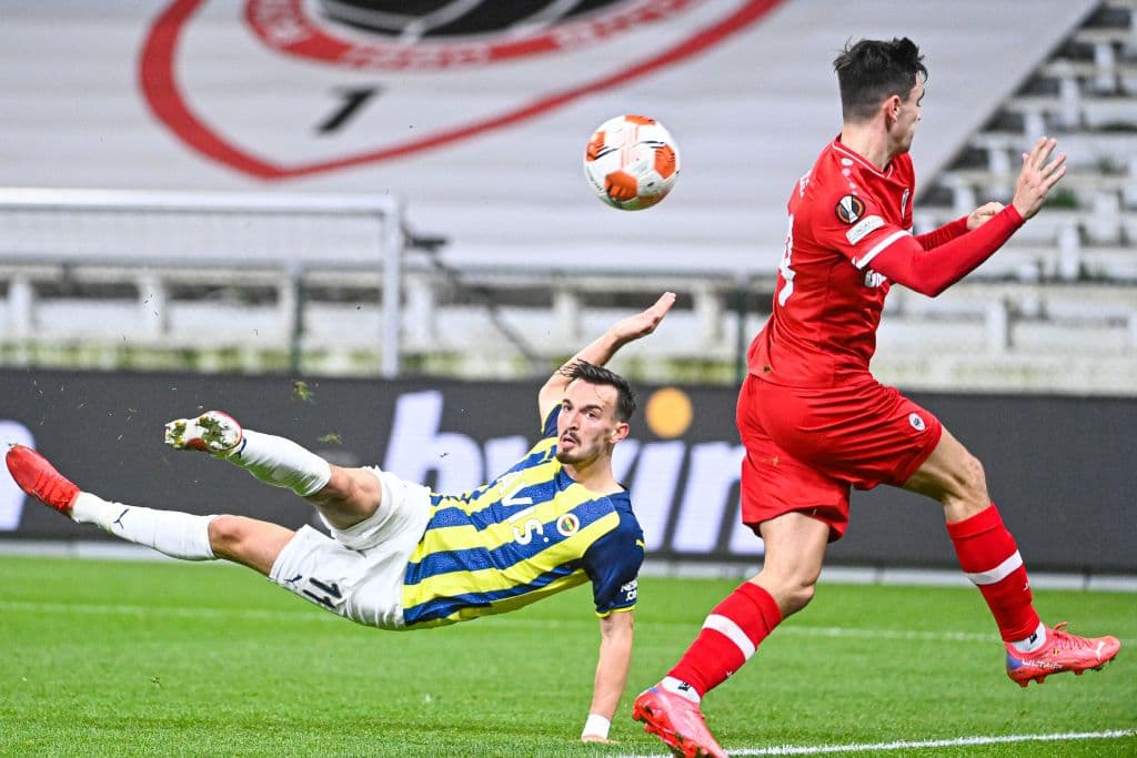 Fenerbahce goleó 3-0 al Royal Antwerp con anotaciones de Yandas, Meyer y Berisha en la fecha cuatro de la UEFA Europa League.