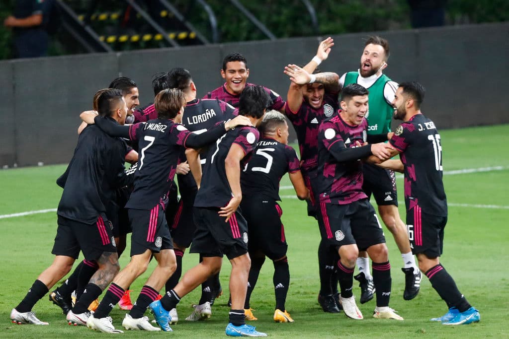 México celebra en el EStadio su Jalisco su tercer título al hilo del Preolímpico masculino, Alexis Vega recibió el Balón de Oro al mejor jugador del troneo y Sebastián Córdova se quedó con la bota de oro luego de quedar como campeón de goleo del certamen.