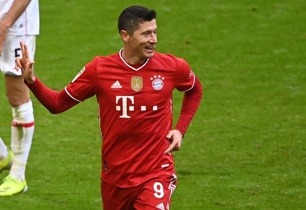 Lewandowski (17’, 23’, 39’) y Gnabry (22’) marcaron para el abultado marcador en el Alianz Arena. Bayern confirmó su liderato y llegó a 61 unidades; Stuttgart se quedó en 36.