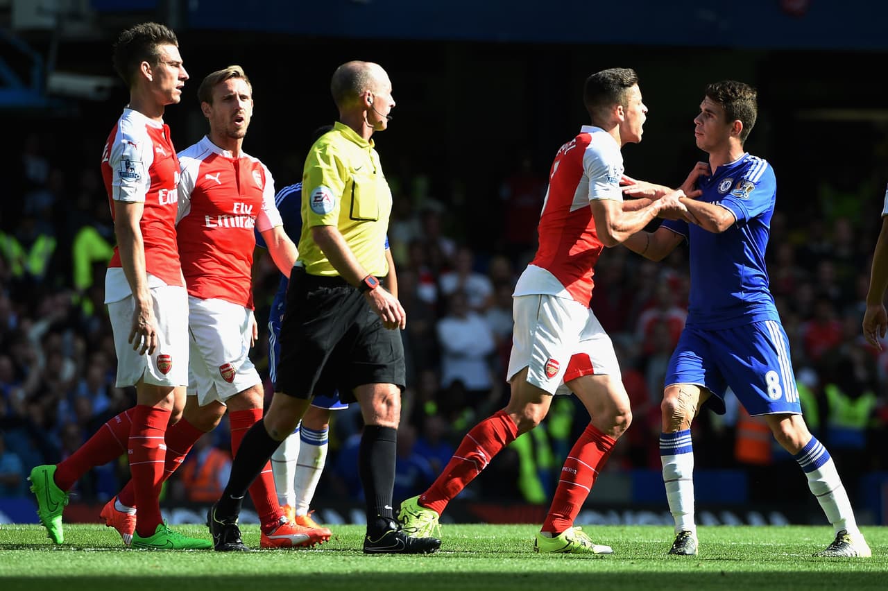 Laurent Koscielny se levantó enfurecido y se fue contra Diego Costa justo cuando el árbitro se apercibió de lo que pasaba.