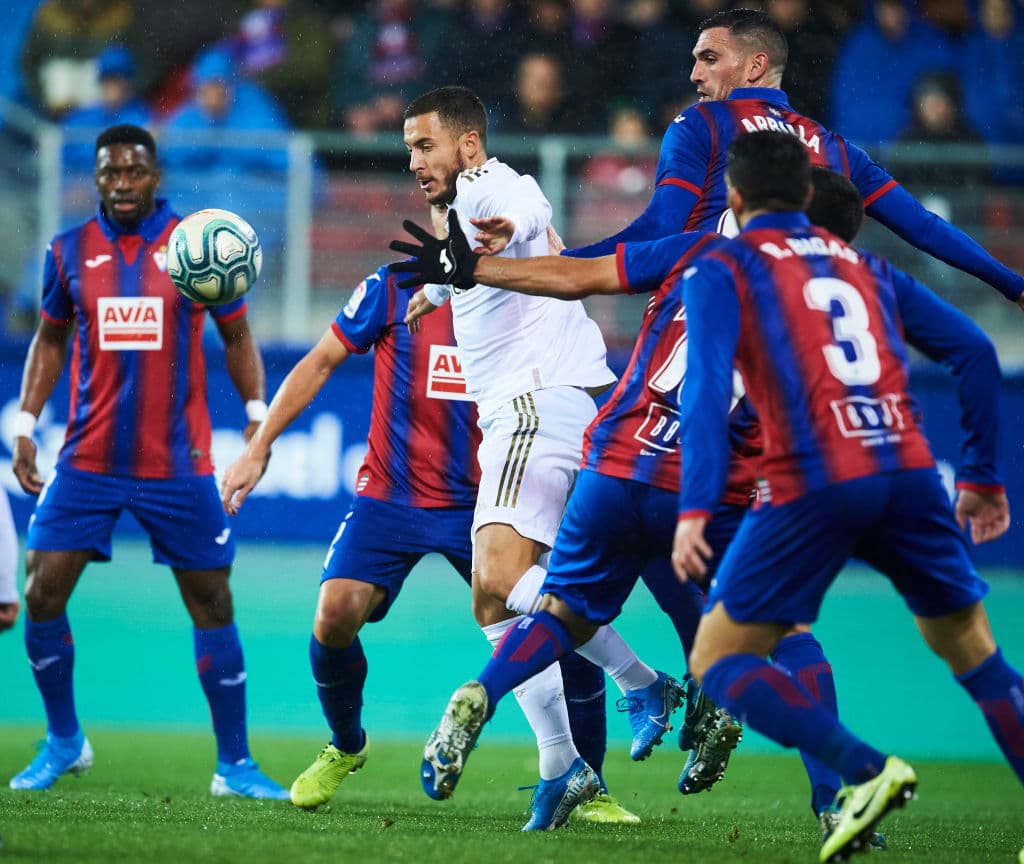 Con goles de Sergio Ramos, Federico Valverde y doblete de Karim Benzema, el real Madrid golea y llega 25 unidades.