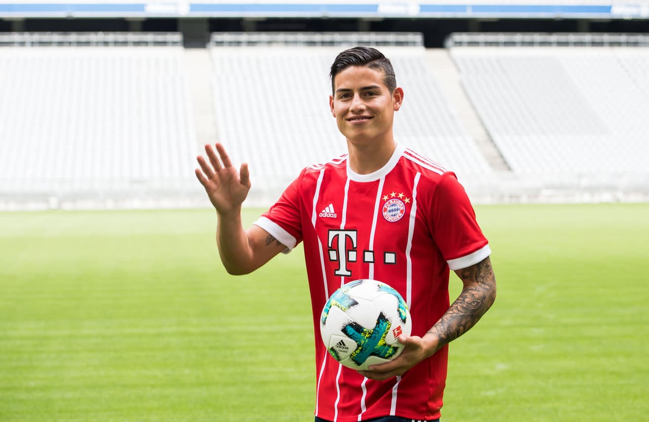 El saludo a todos los medios que estaban presentes.