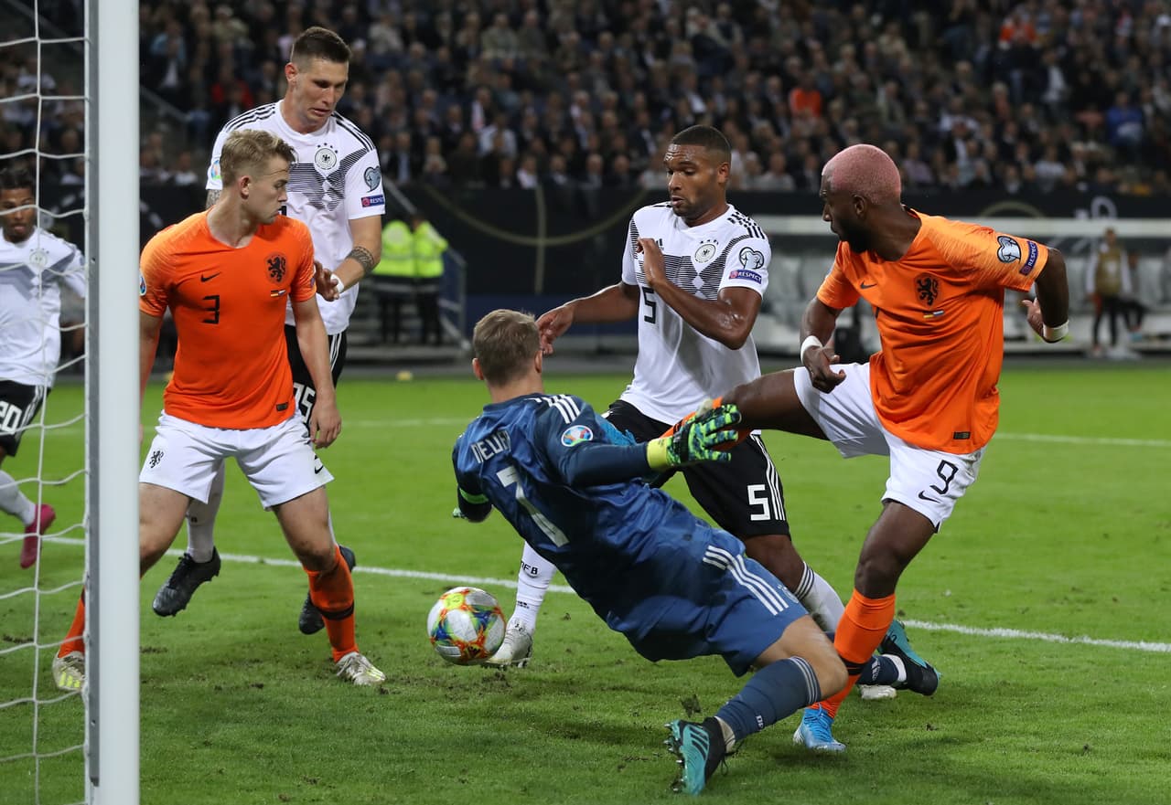 Alemania vencía 1-0 tras un gran primer tiempo pero Holanda mejoró con los cambios de Koeman y remontó en la segunda parte. Frenkie de Jong, Donyell Malen, Georginio Wijnaldum y un autogol de Jonathan Tah permitieron la remontada frente a los germanos que se adelantaron con gol de Gnabry y recortaron distancias gracias al penal bien ejecutado por Toni Kroos.