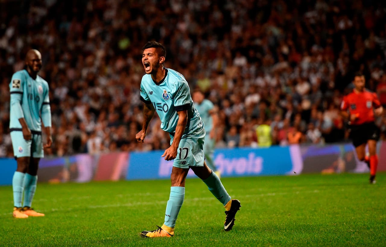 El mexicano del Porto acarrea suspensión por acumulación de tarjetas.