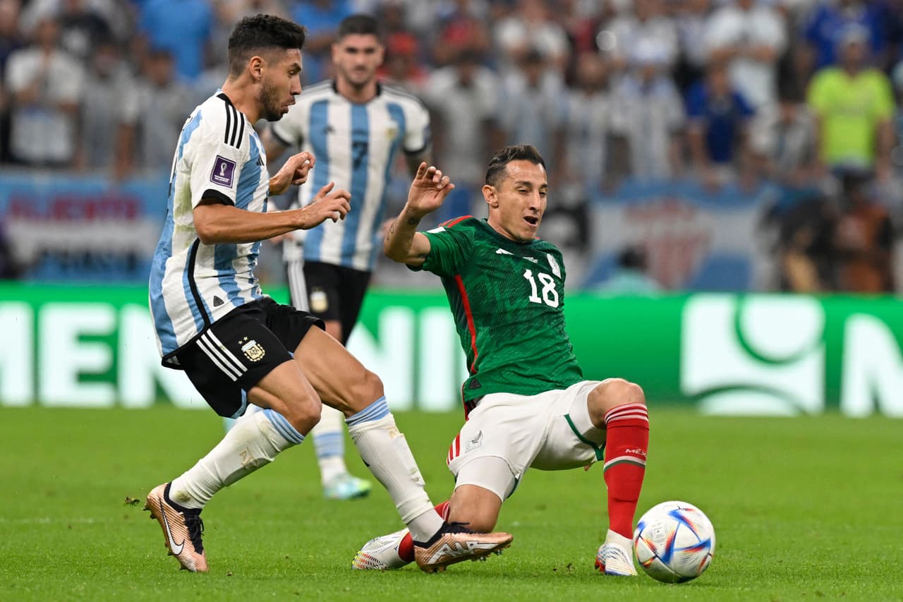 La Selección de Argentina sacó los tres puntos tres vencer a México por dos goles contra cero con las anotaciones de Messi y Fernández en el segundo tiempo con lo que se coloca en el segundo lugar del Grupo C y México cae al sótano.