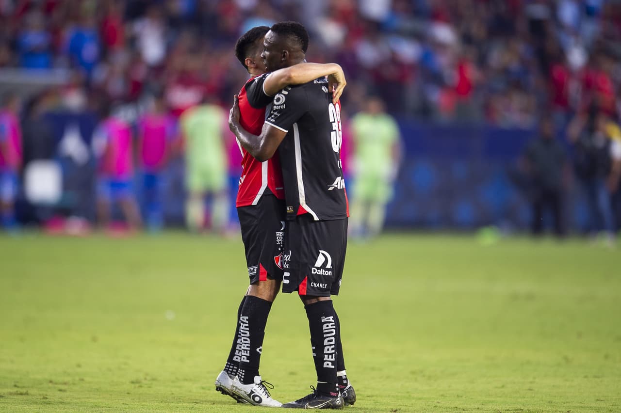 Julián Quiñones pasó de héroe a villano en cuestión de minutos, pues marcó el gol para empatar 2-2 en el tiempo reglamentario, pero voló el último cobro en los penales para darle el triunfo a Cruz Azul.