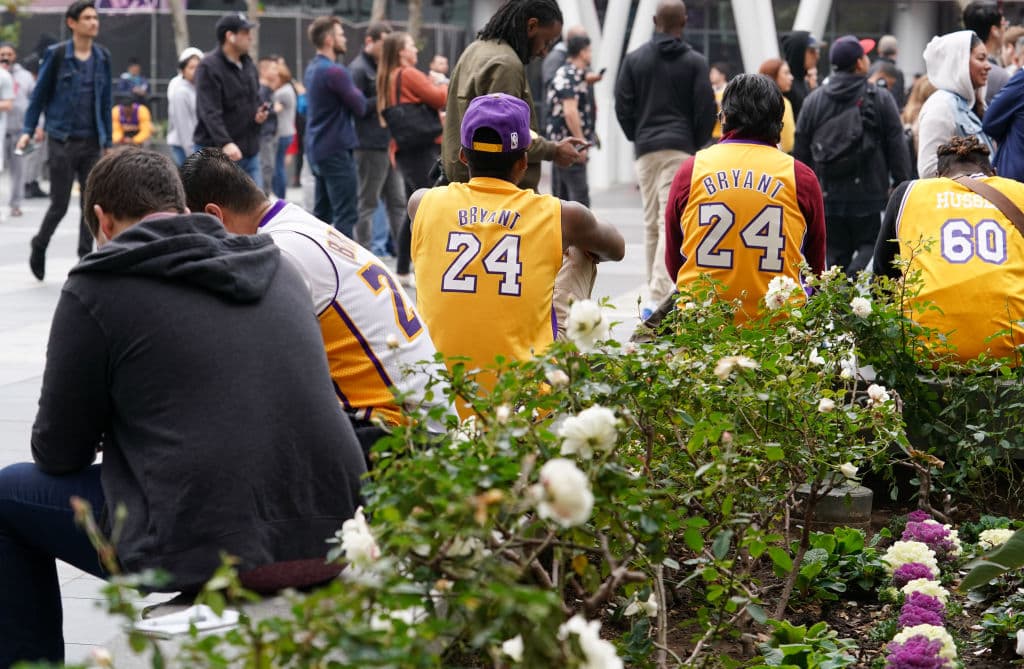 Aficionados se acercaron al Staples Center, entre lagrimas e indredulidad para dejar flores por la muerte de Kobe Bryant.