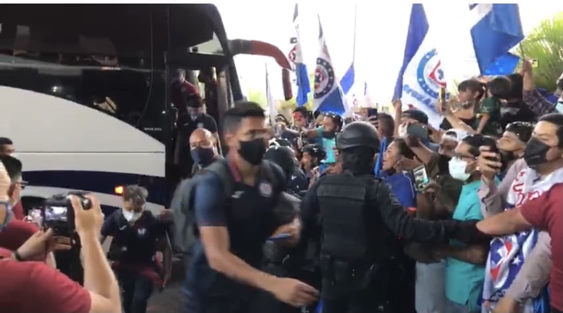 Cruz Azul llega a Torreón para disputar la final de ida del futbol mexicano y sus aficionados salen de sus casas para darles una cálida bienvenida.