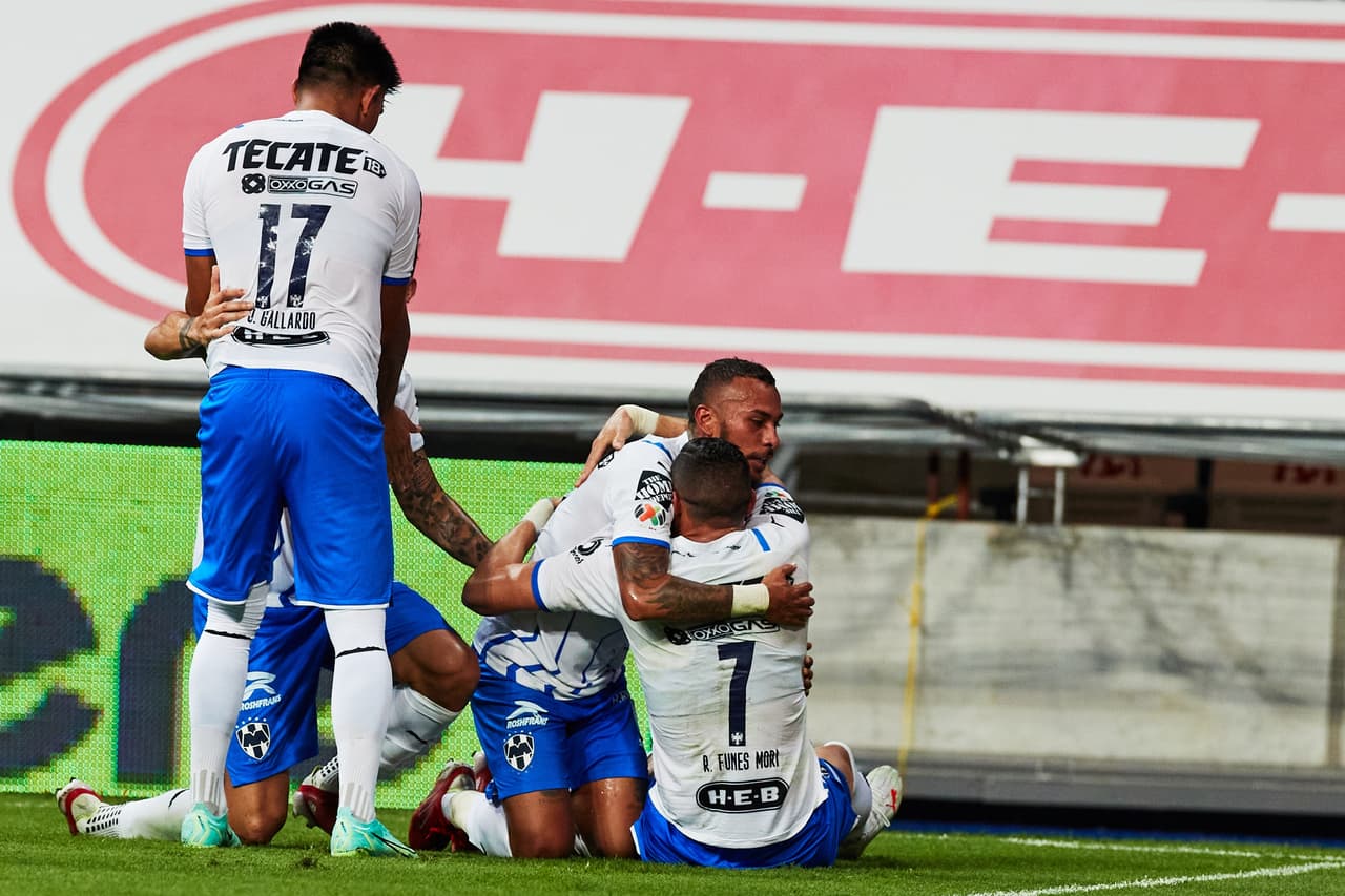 El delantero naturalizado mexicano celebró con emotividad su histórico tanto al lado de sus compañeros y permaneció unos momentos en el césped.