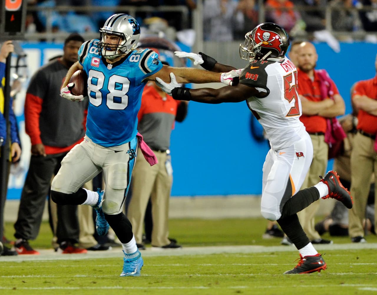 <i>Menciones honoríficas</i>:
<br>
<b>Greg Olsen TE, Panthers</b>: 9 recepciones para 181 yardas, mejor cifra en su carrera.
<br>
<b>Le’Veon Bell RB, Steelers</b>: 66 yardas por tierra además de 9 recepciones para 88 yardas.
<br>
<b>Vic Beasley LB, Falcons</b>: Hizo siete tacleadas, 3.5 sacks y forzó dos balones sueltos ante Denver.
<br>
<b>Philip Rivers QB, Chargers</b>: Lanzó para 359 yardas en 21 de 30 envíos, 4 TD y 2 intercepciones.
<br>
<b>Cameron Artis-Payne RB, Panthers</b>: Corrió para 85 yardas y entró dos veces a las diagonales.
<br>
<b>Jordan Howard RB, Bears</b>: Debutó como titular con 118 yardas por tierra, 45 por aire y 1 TD.
<br>
<b>Cameron Meredith WR, Bears</b>: 9 recepciones para 130 yardas y una anotación a pase de Brian Hoyer.