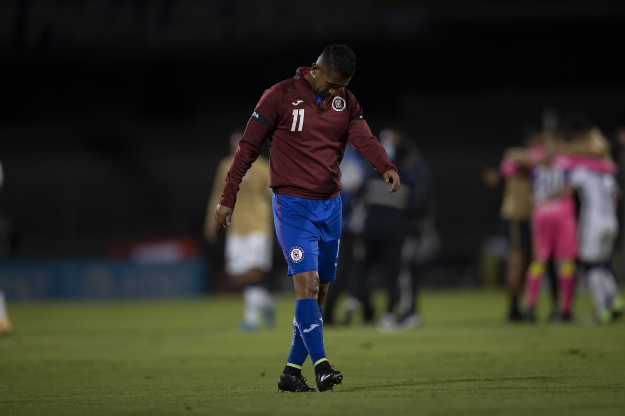 Jugadores del deportivo Cruz Azul se lamentan luego de ser el primer equipo que es eliminado luego de una haber obtenido una asombrosa ventaja de 4-0 en la ida de las semifinales.