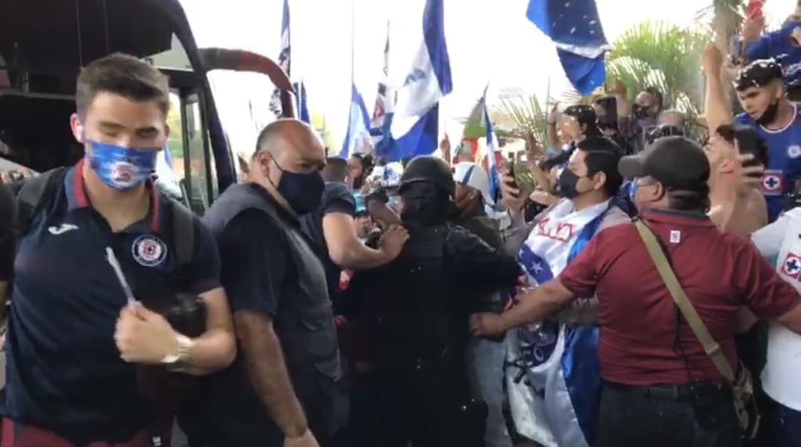 Cruz Azul llega a Torreón para disputar la final de ida del futbol mexicano y sus aficionados salen de sus casas para darles una cálida bienvenida.