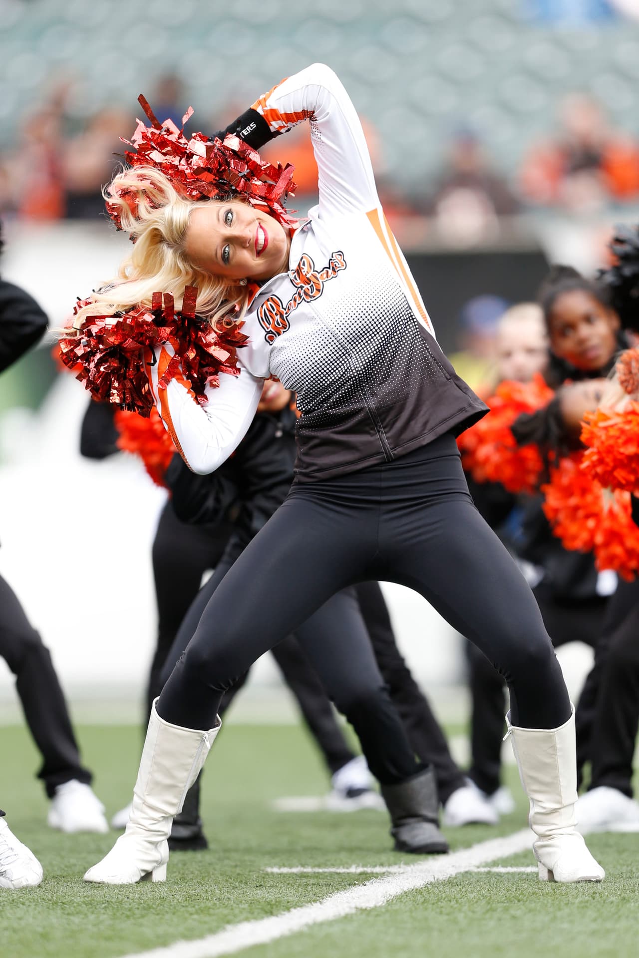 Con el invierno las cheerleaders de la NFL lucirán sus pantalones más ajustaditos y sexys para la temporada, checa lo que podrás ver.