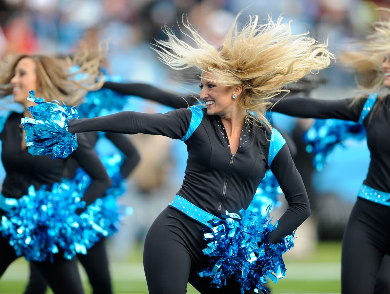 Con el invierno las cheerleaders de la NFL lucirán sus pantalones más ajustaditos y sexys para la temporada, checa lo que podrás ver.