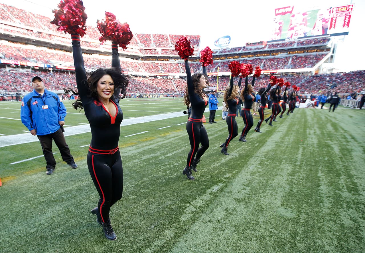 Con el invierno las cheerleaders de la NFL lucirán sus pantalones más ajustaditos y sexys para la temporada, checa lo que podrás ver.