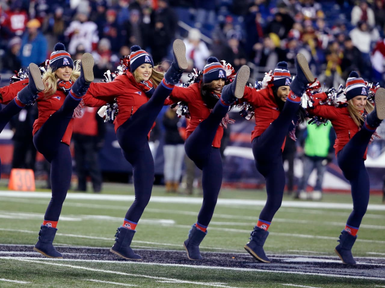 Con el invierno las cheerleaders de la NFL lucirán sus pantalones más ajustaditos y sexys para la temporada, checa lo que podrás ver.