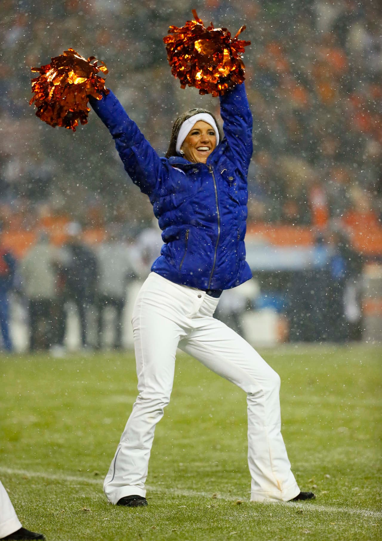 Con el invierno las cheerleaders de la NFL lucirán sus pantalones más ajustaditos y sexys para la temporada, checa lo que podrás ver.