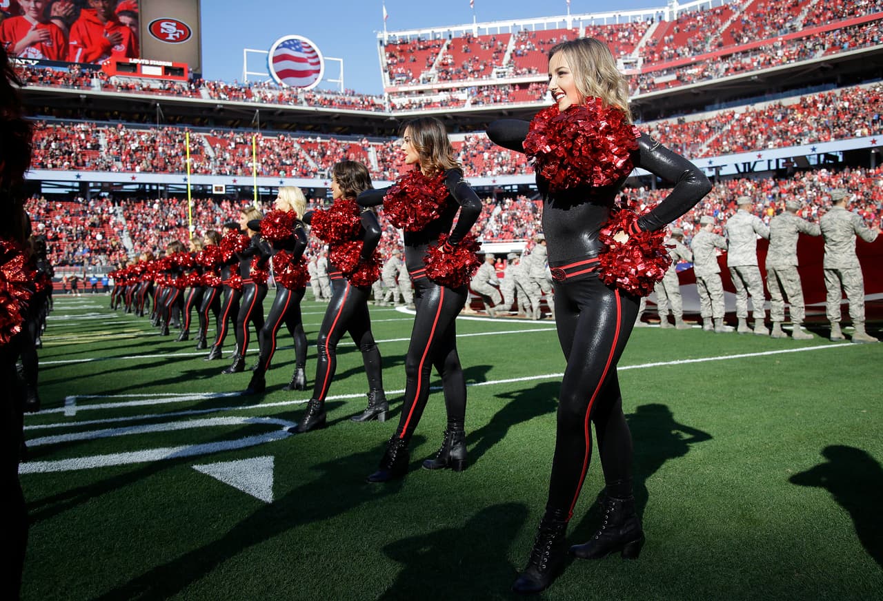 Con el invierno las cheerleaders de la NFL lucirán sus pantalones más ajustaditos y sexys para la temporada, checa lo que podrás ver.