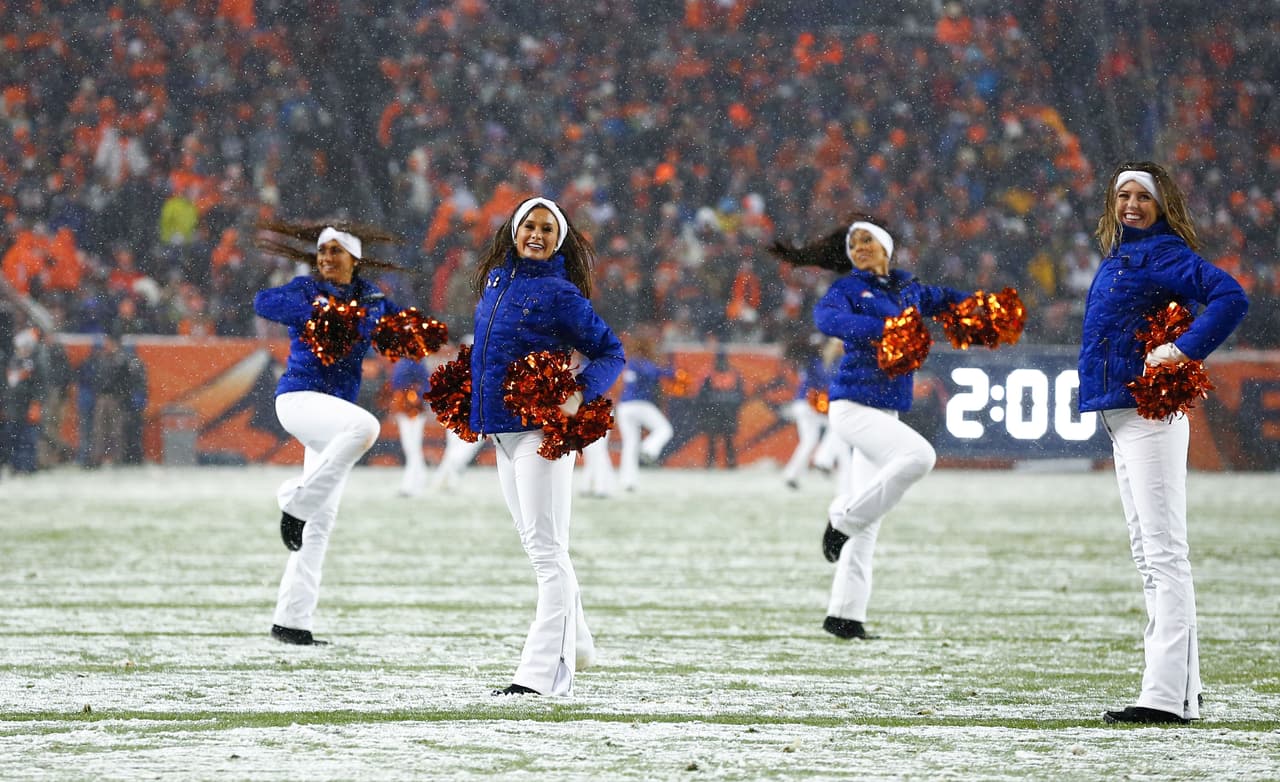 Con el invierno las cheerleaders de la NFL lucirán sus pantalones más ajustaditos y sexys para la temporada, checa lo que podrás ver.