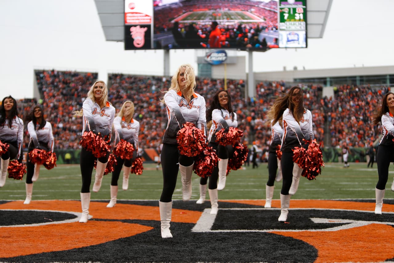 Con el invierno las cheerleaders de la NFL lucirán sus pantalones más ajustaditos y sexys para la temporada, checa lo que podrás ver.