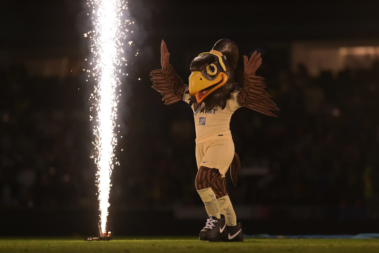 Fue presentada al medio tiempo la botarga que acompañara al América Femenil.