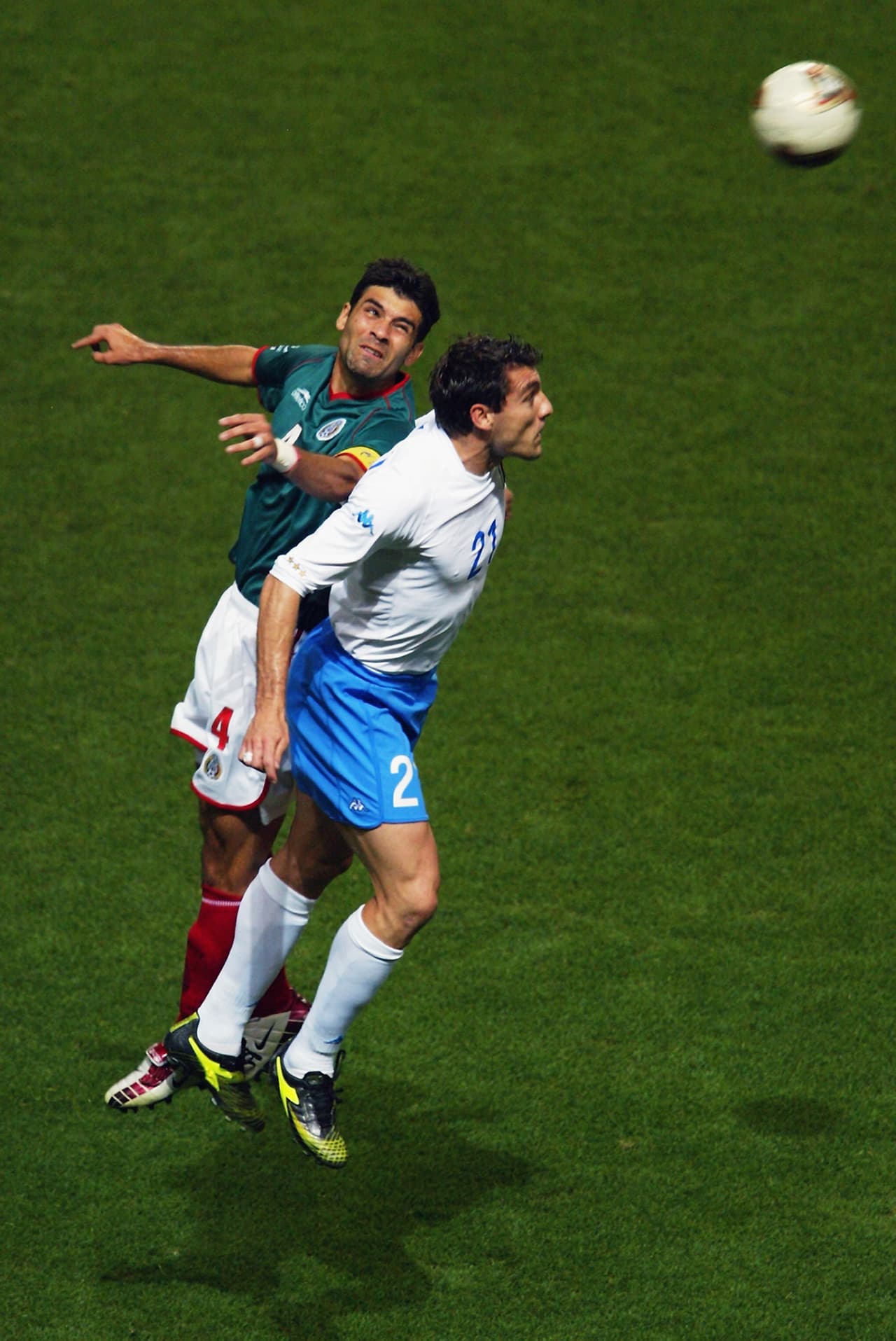 El partido comenzó muy parejo y tanto defensas como delanteros de ambos equipos disputaban duelos emocionantes por cada balón.