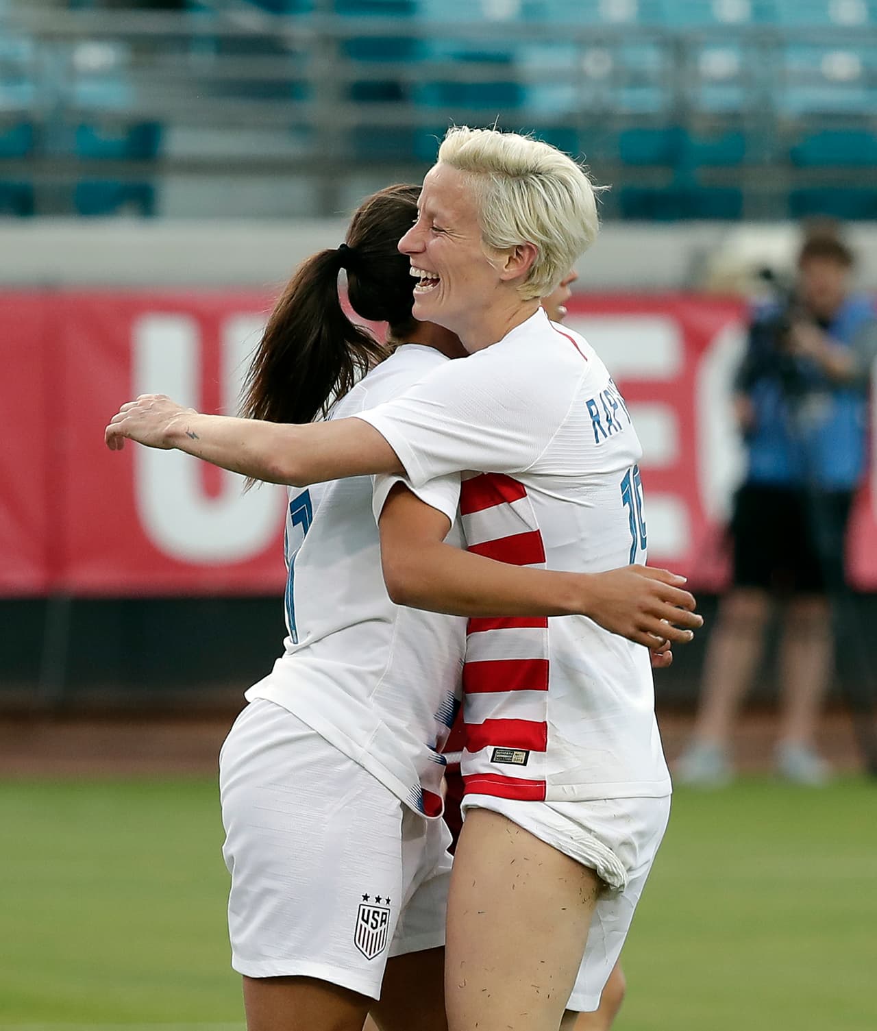 Tres goles en tres minutos con doblete Alex Morgan y uno Carli Lloyd pusieron el 4-0 que casi fue lapidario.