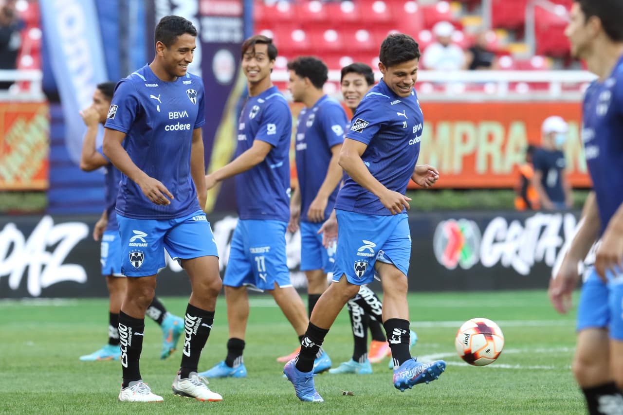 Chivas comenzó ganando con gol de Ángel Zaldíver, pero Rayados reaccionó y con goles de Gallardo, Vegas y un ‘osote’ de Miguel Jiménez terminó por vencer y hundir a un Guadalajara que podría quedarse sin DT.