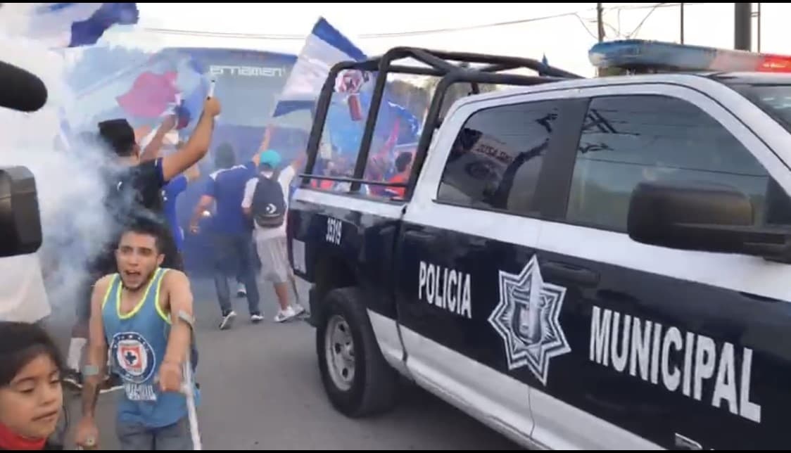 Cruz Azul llega a Torreón para disputar la final de ida del futbol mexicano y sus aficionados salen de sus casas para darles una cálida bienvenida.