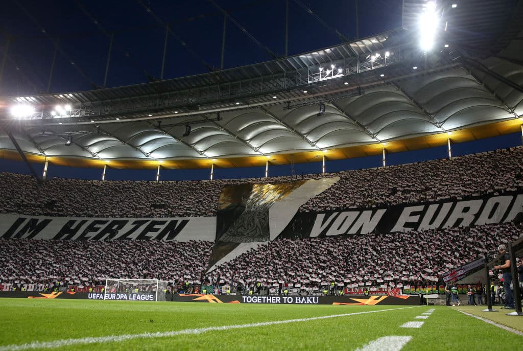 Tifo presentando previo al partido de Eintracht Frankfurt y Benfica en Frankfurt.