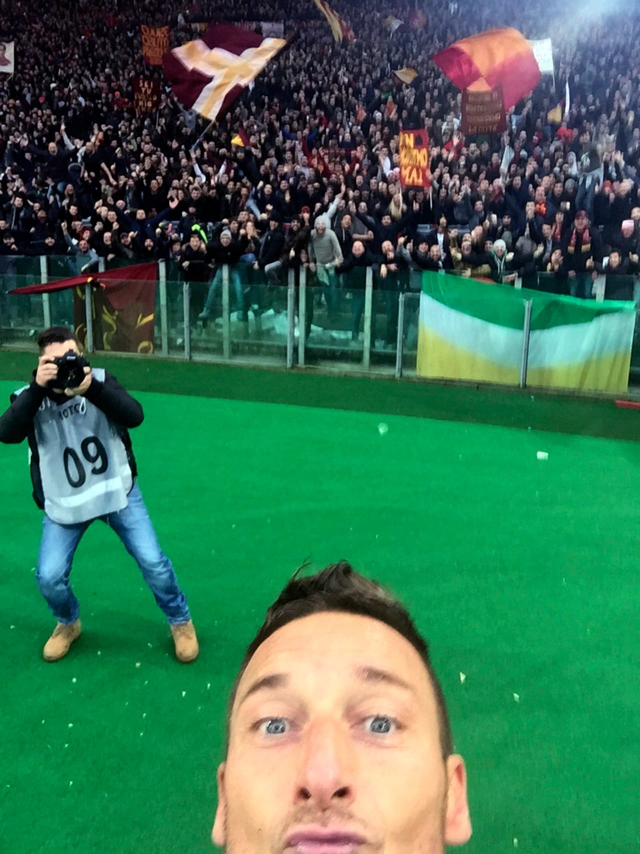 Francesco Totti celebra tomando una selfie.