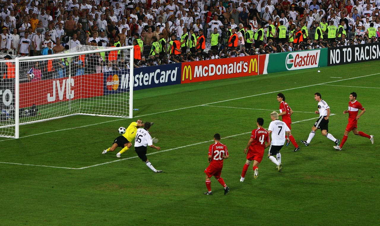 Lahm metió el gol que clasificó a Alemania a la final del primer torneo importante con Löw a cargo: la Eurocopa 2008.