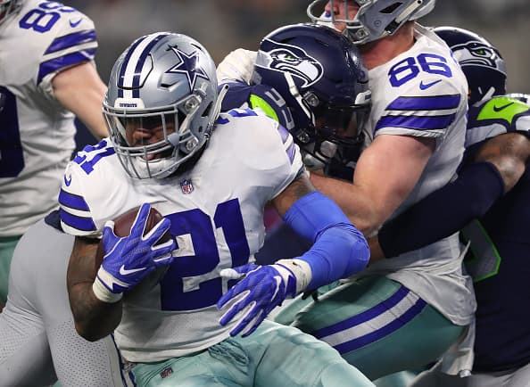 <b>Último cuarto: </b>Ezekiel Elliot acarrea el balón 17 yardas y consigue un 1&10 clave para la ofensiva de los locales.
<b>(Cowboys 17-14 Seahawks) </b>