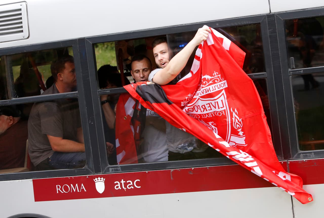 Los aficionados del Liverpool se tomaron las calles de Roma y montaron una gran fiesta en la previa del partido de Champions League entre su equipo y la Loba. Familiares, amigos, recién conocidos, todos se unieron para teñir de rojo la capital italiana.