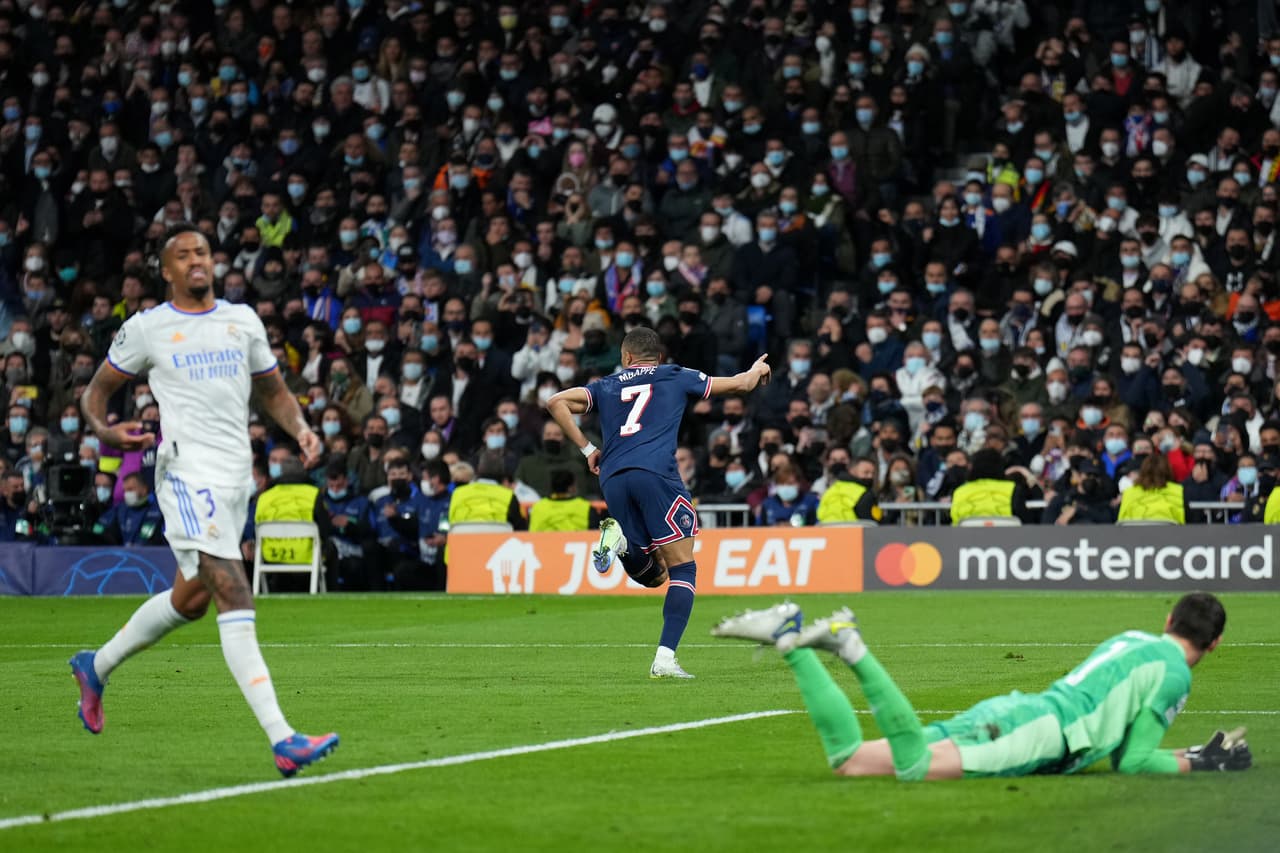 Épica remontada del Real Madrid para avanzar a los Cuartos de Final de la Champions League con hat-trick de Benzema sobre el PSG de Mbappé, Messi y Neymar que quedan eliminados de Europa.