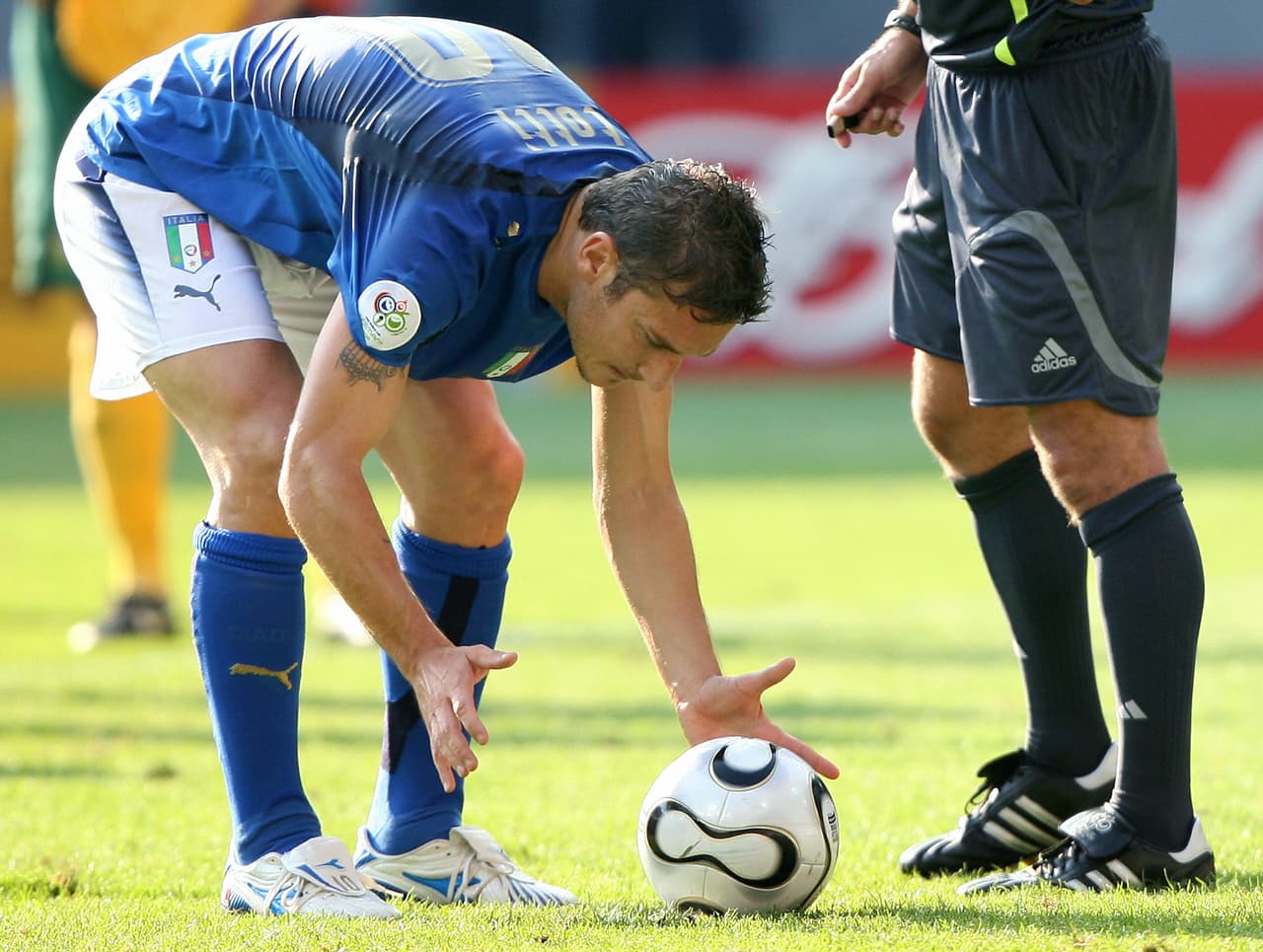 Francesco Totti acomodó el balón sin que nadie le incomodara ni pateara el punto penalti, como sucede en muchos casos. El '10' de Italia era el responsable.