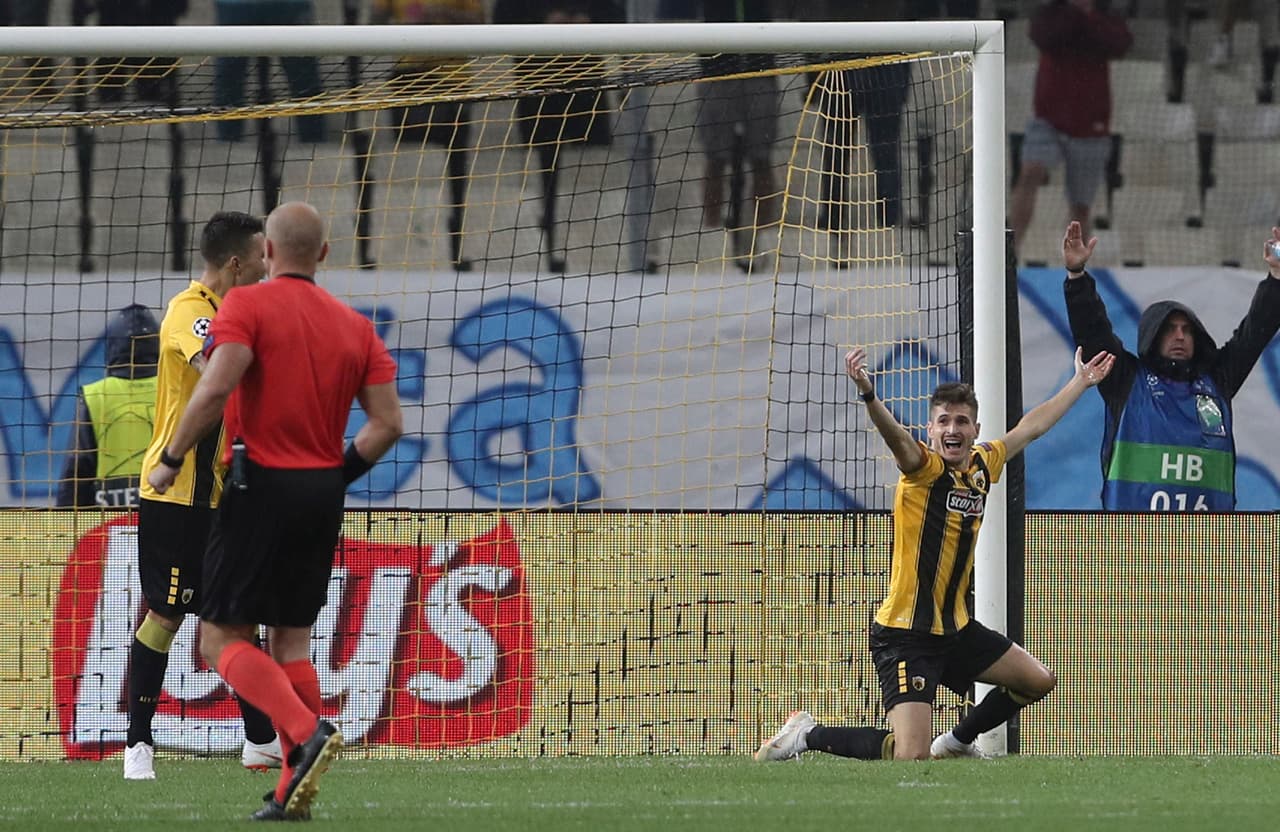 Se trataba del defensa central portugués del AEK Hélder Lopez, quien de inmediato se voltea a ver al árbitro para reclamar si no miró el empujón por detrás y sí, se concedió el penalti.