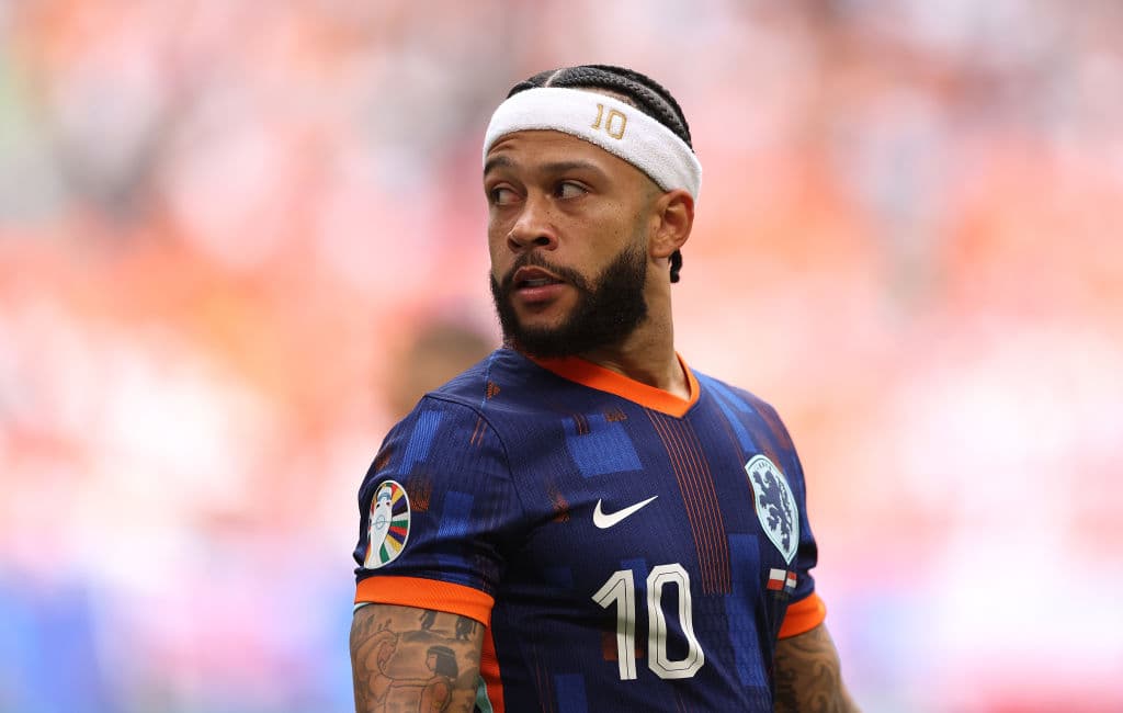 La cinta de pelo que luce Memphis Depay en la Euro 2024 causa furor en Países Bajos