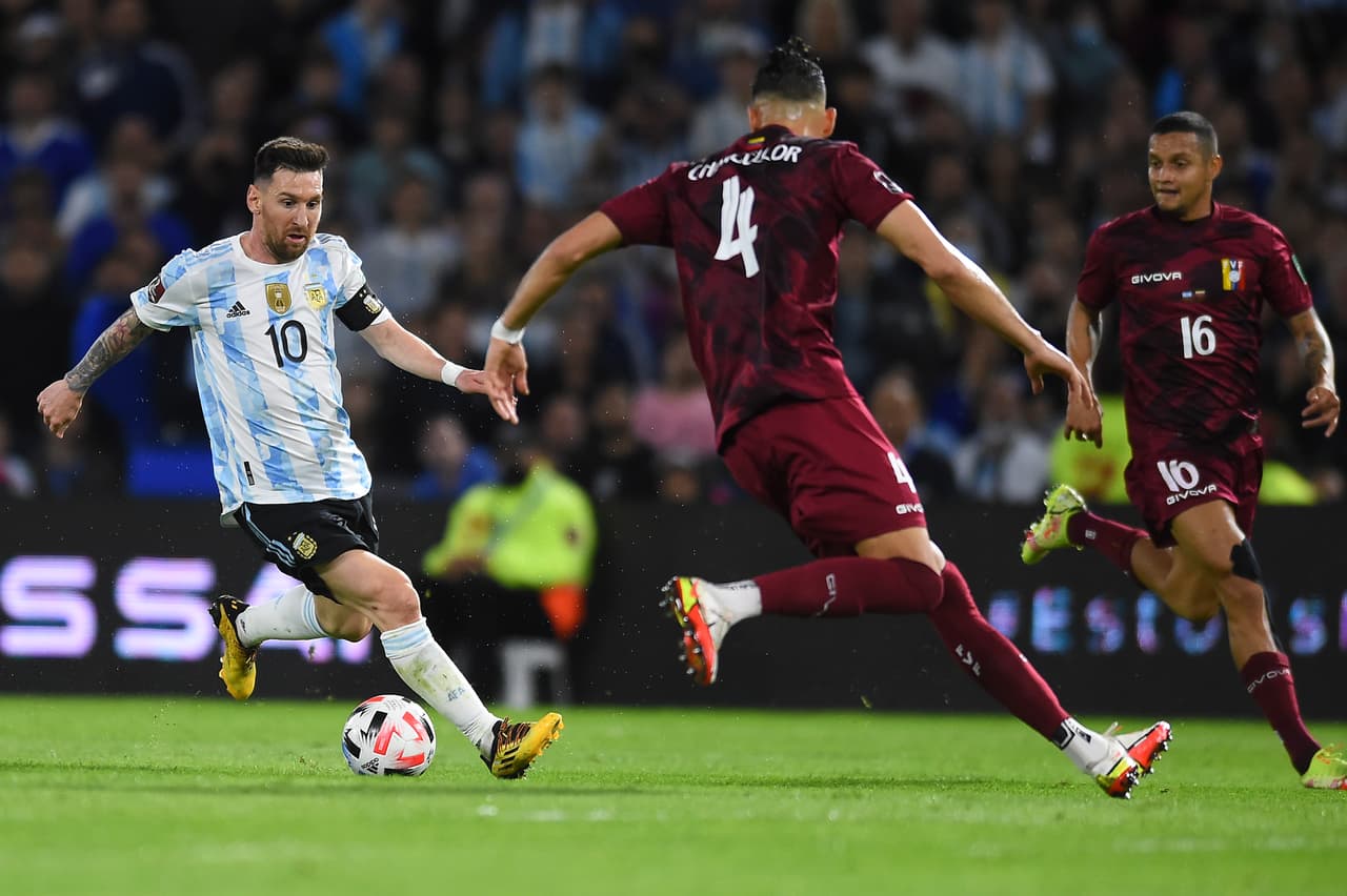 Lio Messi arrancó de titular y fue pieza fundamental para impulsar el ataque de la Albiceleste. El 10 no podía irse sin anotar y lo logró hasta el 82' con la suerte que acompaña a los grandes para concretar la goleada.