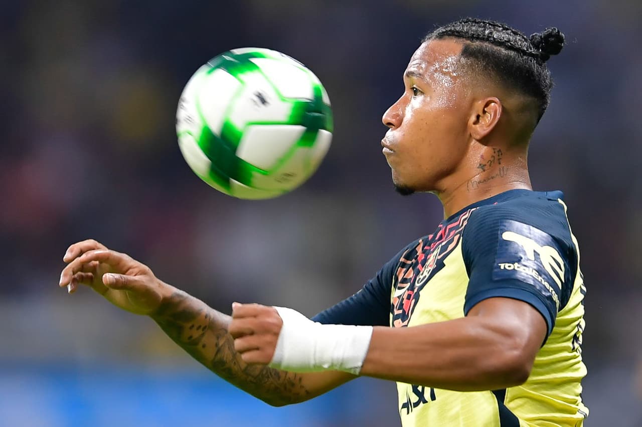 El primer tiempo careció de emociones, ya que ambos eequipos se dedicaron a meter mucha gente en el medio campo, neutralizando todo tipo de contragolpes y llegadas.