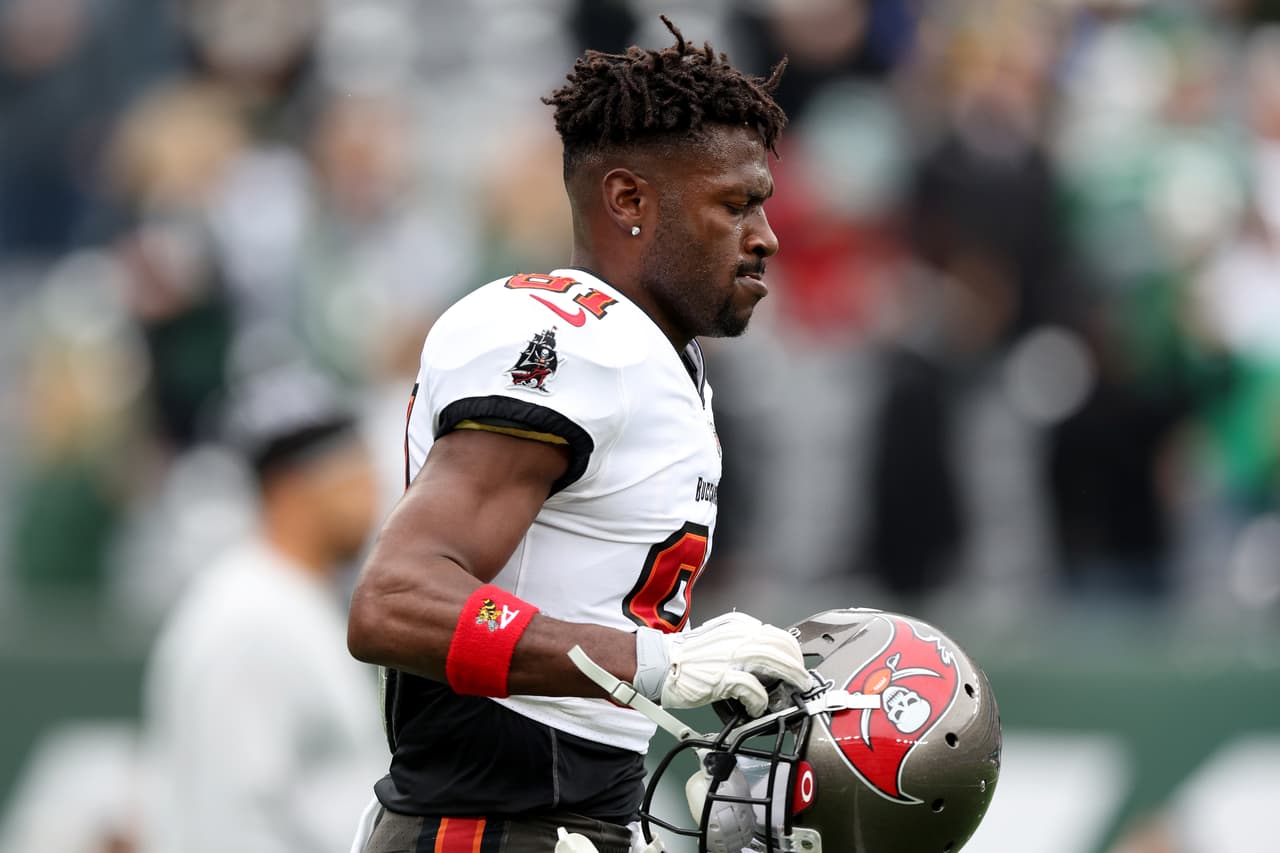 Los Bucs sacaron una apretada y sufrida victoria sobre los Jets. El protagonista no fue Tom Brady, sino Antonio Brown, quien tras una rabieta se quitó el uniforme y salió del campo. Momentos después, Bruce Arians confirmó la baja del receptor.