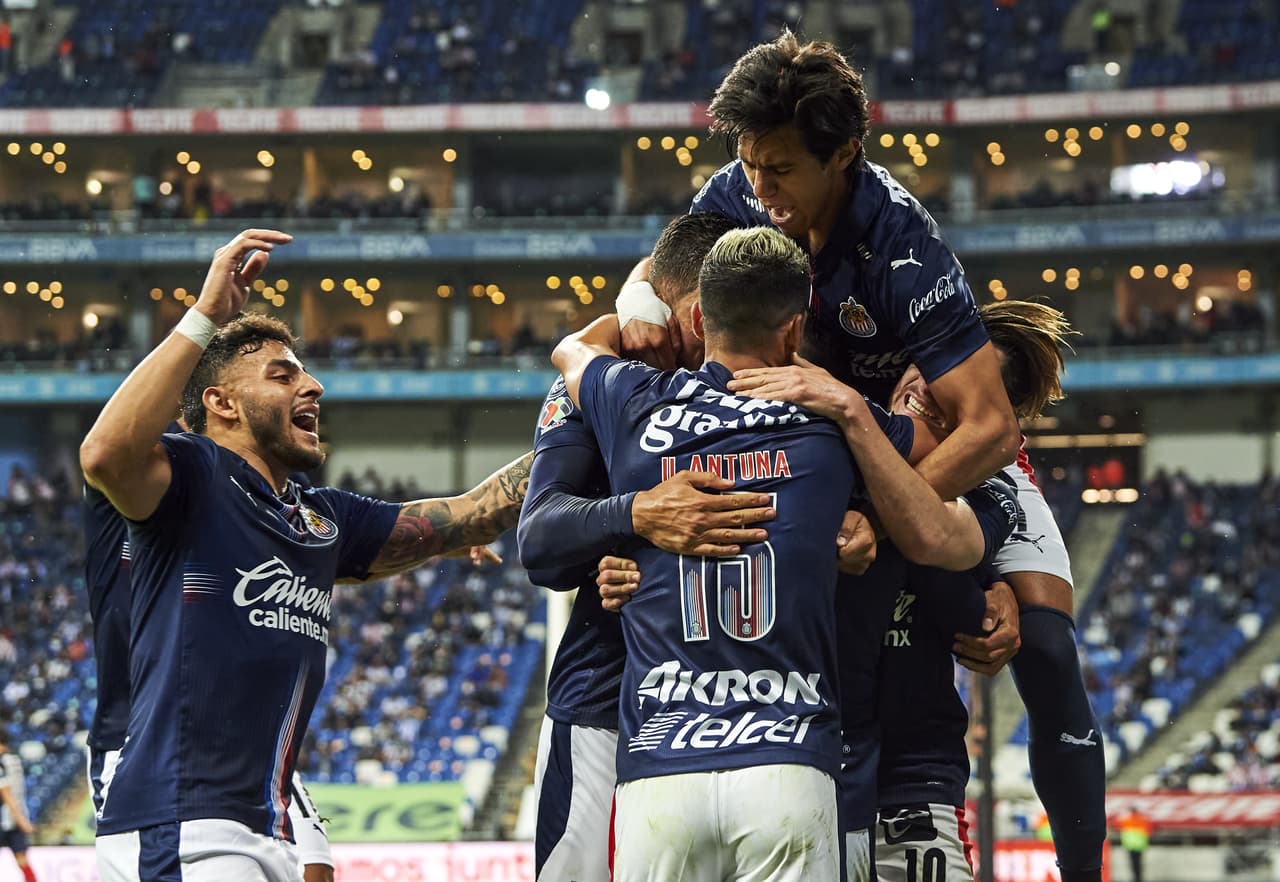 Isaac Brizuela y Alexis Vega se encargan de mantener viva la ilusión de Chivas de quedar dentro de la fiesta grande del futbol mexicano luego de vencer 1-2 a Monterrey.